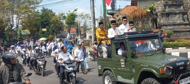 Meriah, Yophi-Lukman Daftar ke KPU Purworejo Diiringi Hadrah dan Angklung