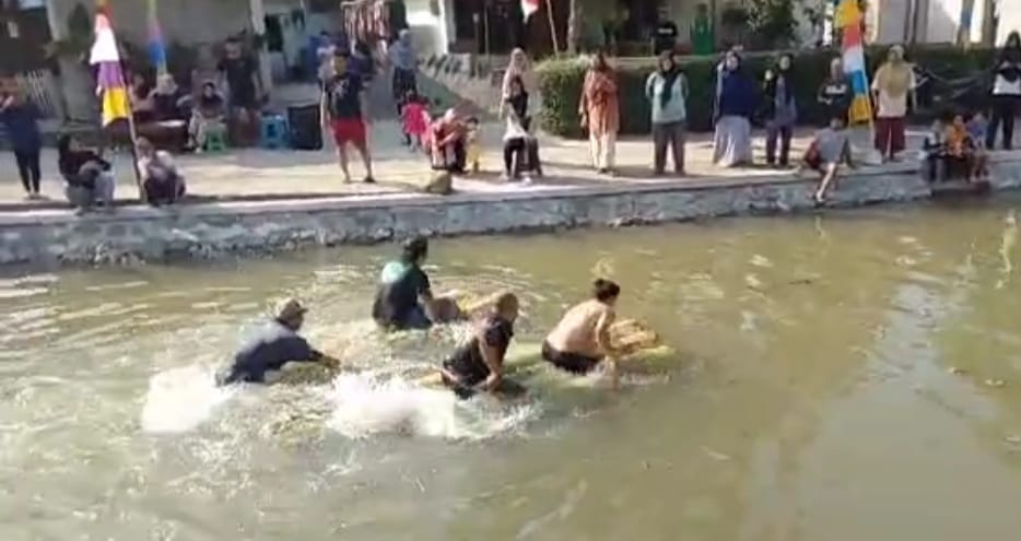 Meriahkan HUT RI, Warga Pangenjurutengah Purworejo Gelar Balap Perahu Debog Pisang Manfaatkan Sungai Kedung Putri