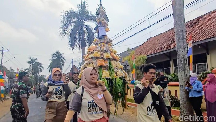 Ramainya Warga Berebut 16 Gunungan Produk UMKM di Purworejo