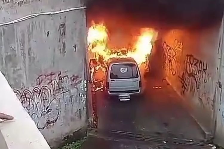 Sebuah Mobil Tiba-tiba Terbakar di Underpass Purworejo