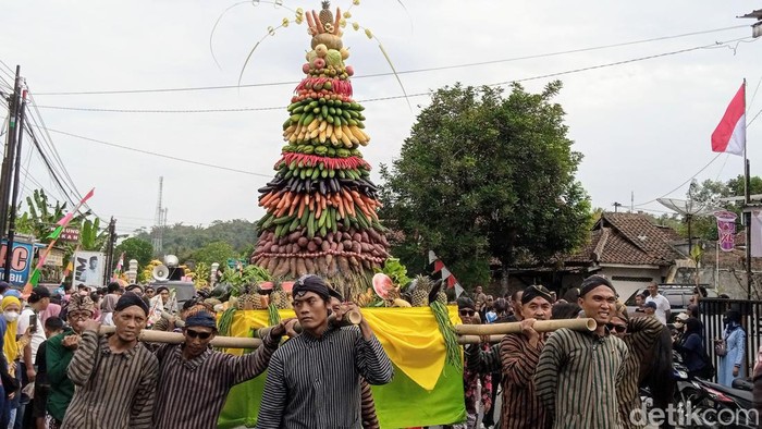 Serunya Warga Trirejo Purworejo Berebut Gunungan di Rampakan Merti Desa